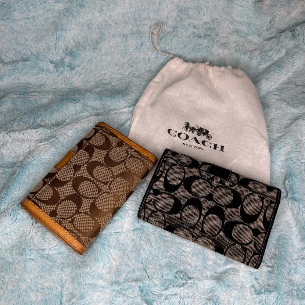 Two (2) Vintage Coach signature Wallets, black & grey and brown & tan 1 dust bag - Picture 2 of 15